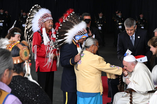 Papież  Franciszek całuje w rękę żonę jednego z przywódców społeczności rdzennej /	PAP/EPA/CIRO FUSCO /PAP