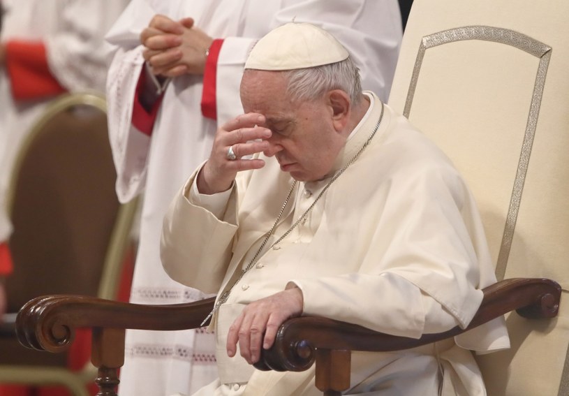 Papież Franciszek cierpi na "chorobę zakonnic". Tak określa się zapalenie kaletki przedrzepkowej / Grzegorz Galazka/ Zuma Press /Agencja FORUM