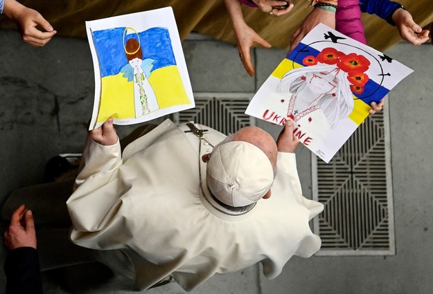 Papież Franciszek dostał rysunki wykonane przez dzieci po cotygodniowej audiencji generalnej w sali audiencyjnej Pawła VI w Watykanie /RICCARDO ANTIMIANI /PAP/EPA
