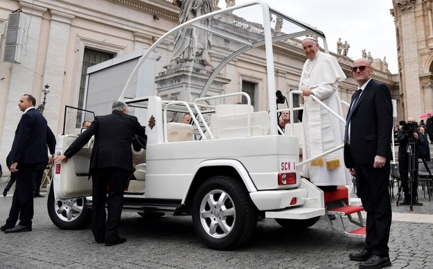 Papież Franciszek i dowódca żandarmerii Domenico Giani /ETTORE FERRARI /PAP/EPA