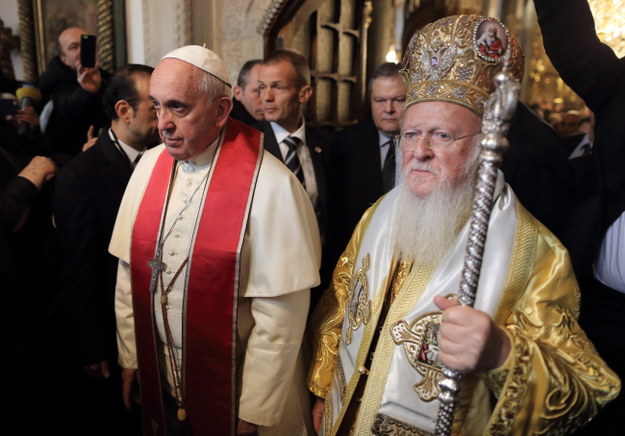 Papież Franciszek i ekumeniczny patriarcha Konstantynopola Bartłomiej /TOLGA BOZOGLU /PAP