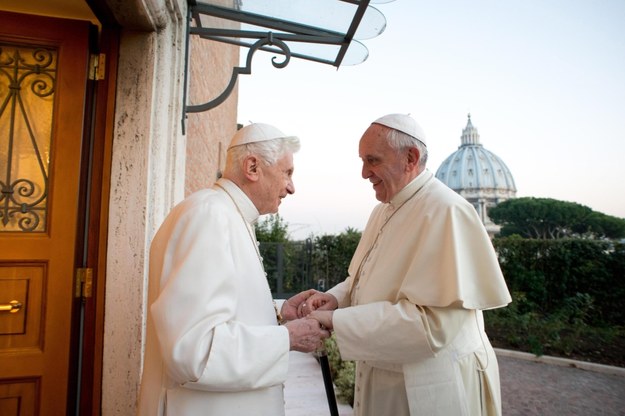 Papież Franciszek i emerytowany papież Benedykt XVI /L'OSSERVATORE ROMANO /PAP/EPA