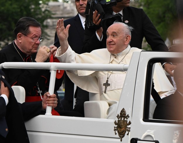 Papież Franciszek i kardynał Cyprien Lacroix /THE CANADIAN PRESS/JACQUES BOISSINOT /PAP