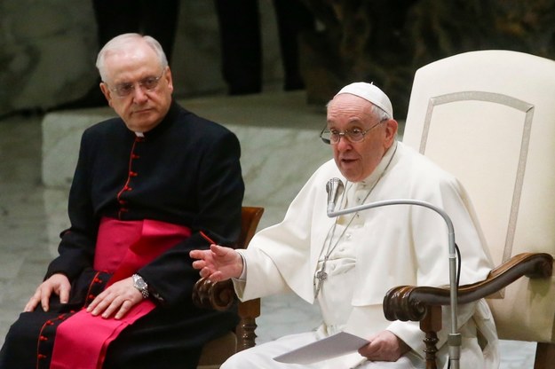 Papież Franciszek i prałat Leonardo Sapienza podczas cotygodniowej audiencji generalnej w Sali Pawła VI w Watykanie /Fabio Frustaci /PAP/EPA