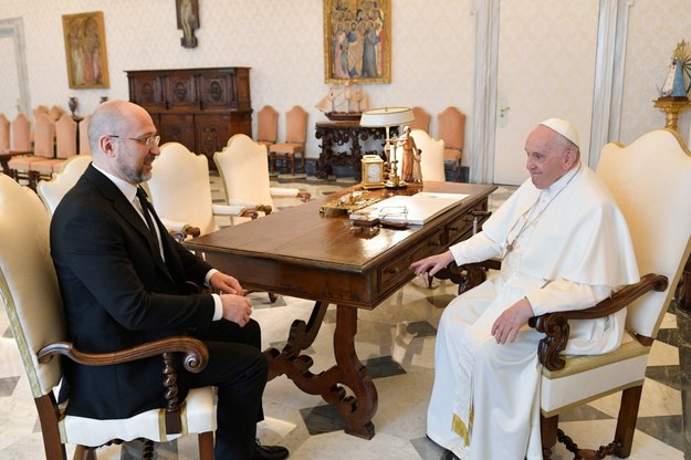 Papież Franciszek i premier Ukrainy Denys Szmyhal. /VATICAN MEDIA HANDOUT /PAP/EPA