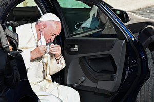 Papież Franciszek już po zabiegu. Zostaje w szpitalu