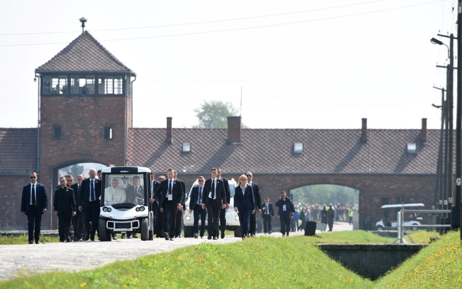 Papież Franciszek, który bramę obozu przekroczył pieszo, wjeżdża meleksem do byłego niemieckiego, nazistowskiego obozu zagłady w Brzezince /Jacek Turczyk /PAP