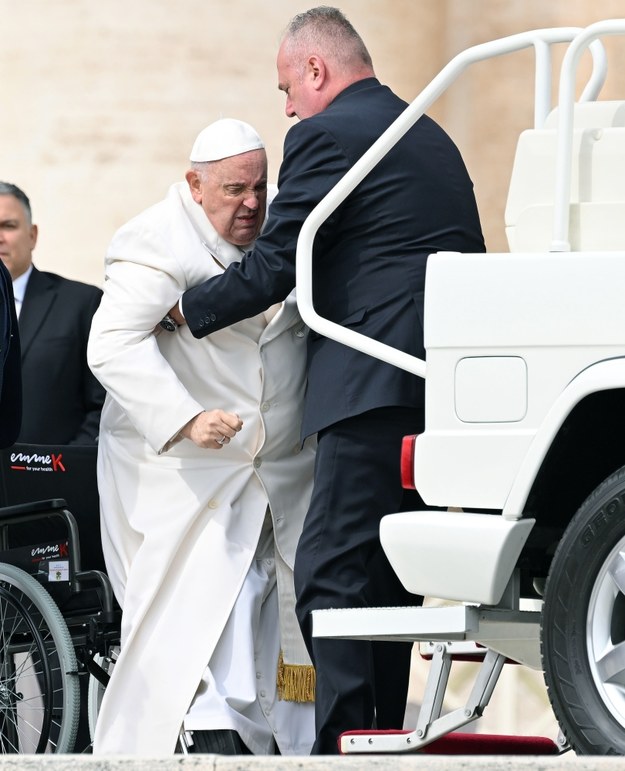 Papież Franciszek ma problemy z poruszaniem się z powodu bólu w kolanie /ETTORE FERRARI /PAP/EPA