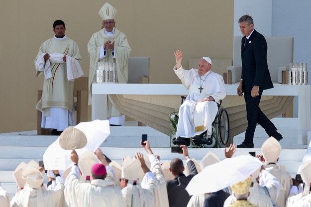 Papież Franciszek macha do pielgrzymów na zakończenie ŚDM w Lizbonie /INACIO ROSA / POOL /PAP/EPA