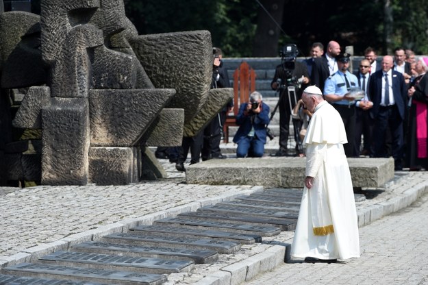 Papież Franciszek modli się przy tablicach pamiątkowych przy Międzynarodowym Pomniku Ofiar Faszyzmu w byłym niemieckim, nazistowskim obozie zagłady w Brzezince /Jacek Turczyk /PAP