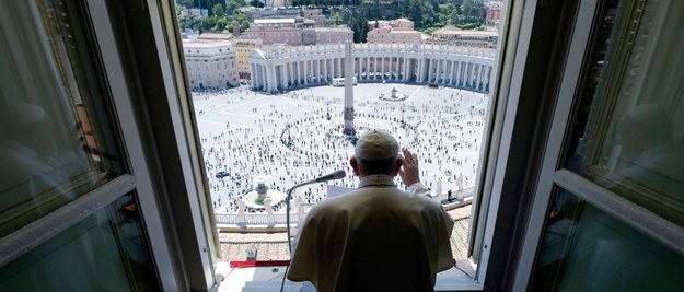 Papież Franciszek modlił się razem z wiernymi zebranymi na placu św. Piotra /VATICAN MEDIA  /PAP/EPA
