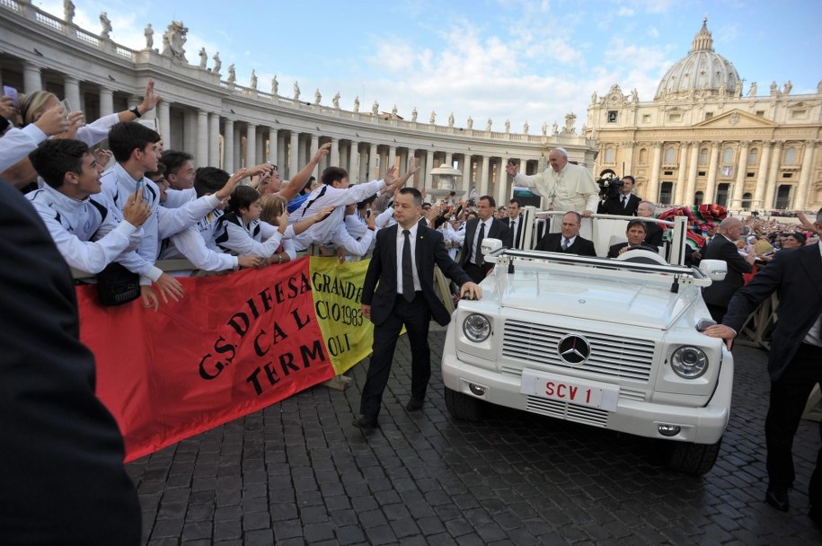 Papież Franciszek na pl. Świętego Piotra /OSSERVATORE ROMANO/HANDOUT /PAP/EPA