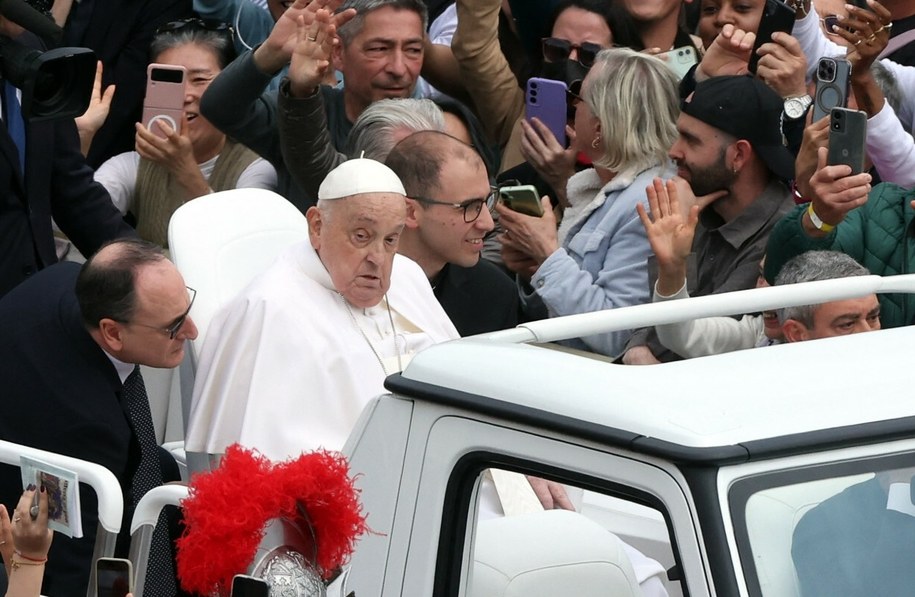Papież Franciszek na placu św. Piotra w Niedzielę Wielkanocną /IPA Sport/ABACA/Abaca /East News