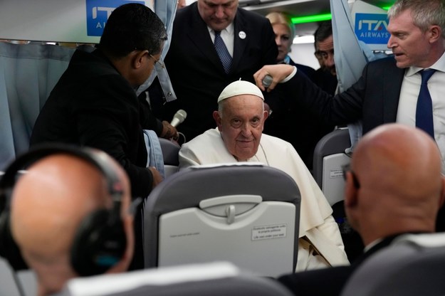 Papież Franciszek na pokładzie samolotu lecącego do Rzymu /ALESSANDRA TARANTINO / POOL / AFP /PAP/EPA