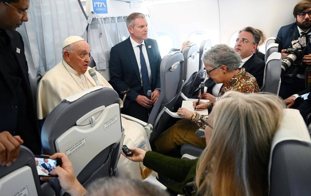 Papież Franciszek na pokładzie samolotu w drodze do Rzymu /VINCENZO PINTO / POOL /PAP/EPA
