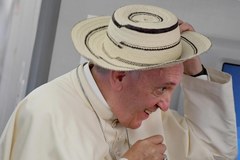 Papież Franciszek na pokładzie samolotu z Krakowa do Rzymu