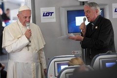 Papież Franciszek na pokładzie samolotu z Krakowa do Rzymu