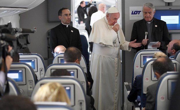 Papież Franciszek na pokładzie samolotu z Krakowa do Rzymu