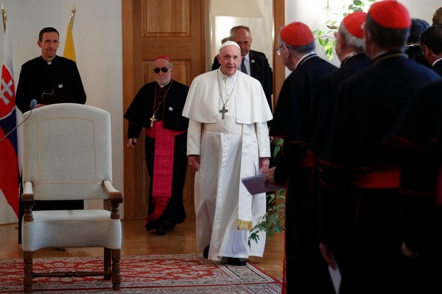 Papież Franciszek na spotkaniu w siedzibie nuncjatury apostolskiej w Bratysławie /REMO CASILLI / POOL / AFP /PAP/EPA