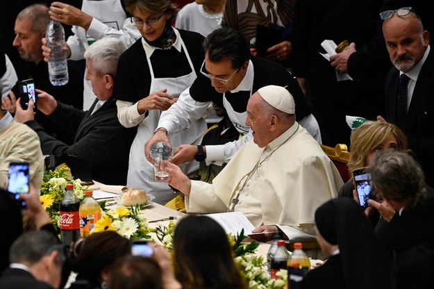 Papież Franciszek na spotkaniu z ubogimi i bezdomnymi /RICCARDO ANTIMIANI /PAP/EPA