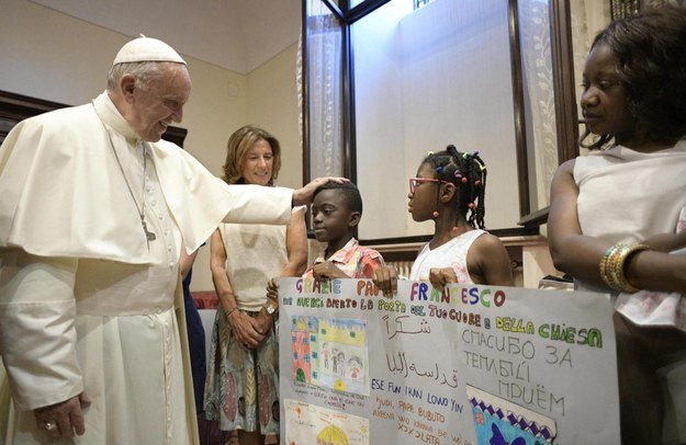 Papież Franciszek na spotkaniu z uchodźcami /PAP/EPA/OSSERVATORE ROMANO / HANDOUT /PAP/EPA