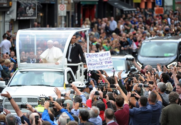 Papież Franciszek na ulicach Dublinu /AIDAN CRAWLEY  /PAP/EPA