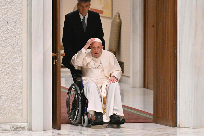 Papież Franciszek na wózku inwalidzkim /ALBERTO PIZZOLI/ AFP /East News