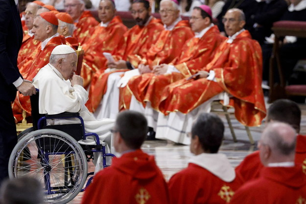 Papież Franciszek na wózku inwalidzkim /Fabio Frustaci /PAP/EPA
