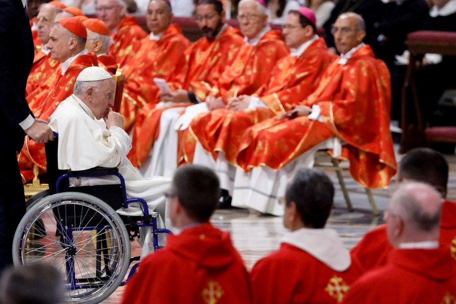 Papież Franciszek na wózku inwalidzkim /Fabio Frustaci /PAP/EPA