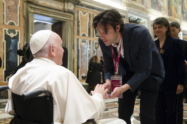 Papież Franciszek na wózku podczas poniedziałkowych spotkań /VATICAN MEDIA  /PAP/EPA