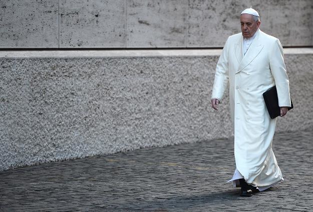 Papież Franciszek nazwał w piątek zatrudnianie ludzi na czarno grzechem /AFP