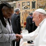 Papież Franciszek nie żyje. Żegnają go ludzie kina