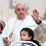 Papież Franciszek obniża kardynałom wynagrodzenie