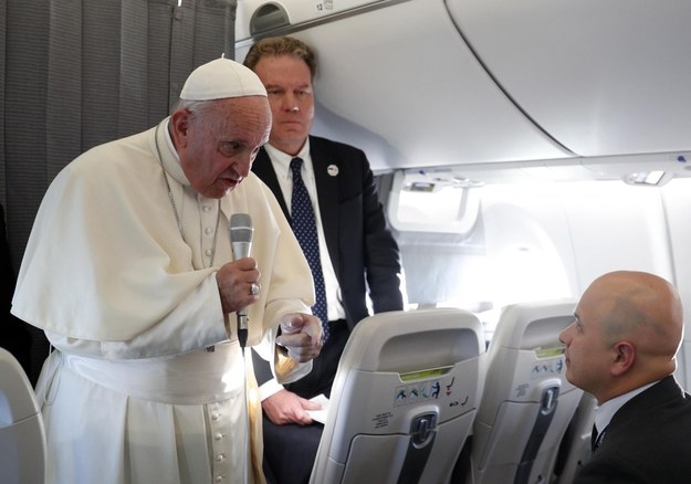 Papież Franciszek odpowiadał na pytania podróżujących z nim dziennikarzy. /MAX ROSSI / POOL /PAP/EPA