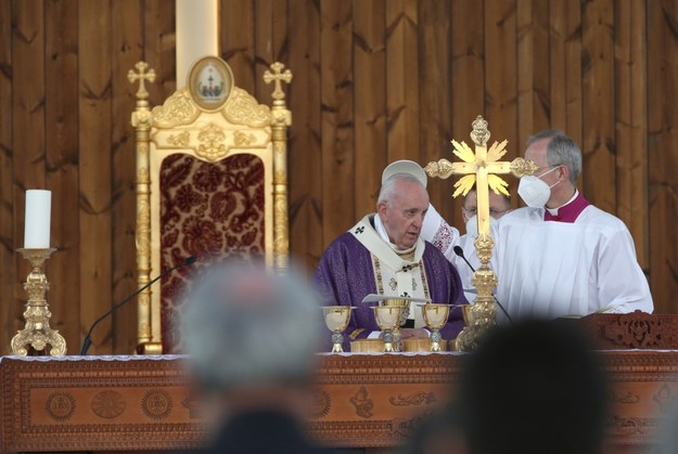 Papież Franciszek odprawiający Mszę Świętą /GAILAN HAJI /PAP/EPA