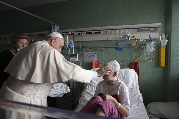 Papież Franciszek odwiedził ukraińskie dzieci w watykańskim szpitalu pediatrycznym Bambino Gesu /VATICAN MEDIA HANDOUT /PAP/EPA