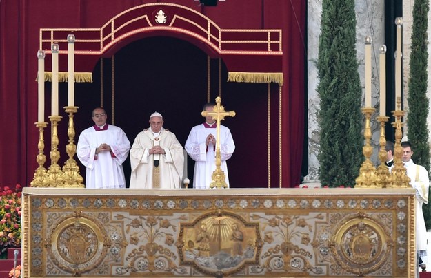 Papież Franciszek ogłosił świętymi Jana Pawła II oraz Jana XXIII /ETTORE FERRARI /PAP/EPA