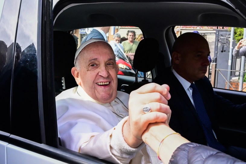 Papież Franciszek opuścił klinikę Gemelli /TIZIANA FABI /AFP