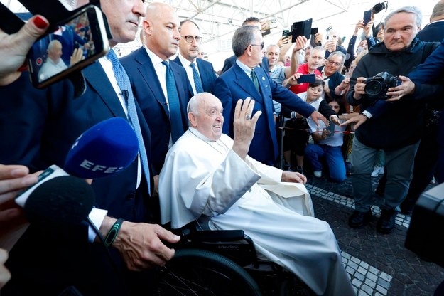 Papież Franciszek opuszczający klinikę Gemelli /Fabio Frustaci /PAP/EPA
