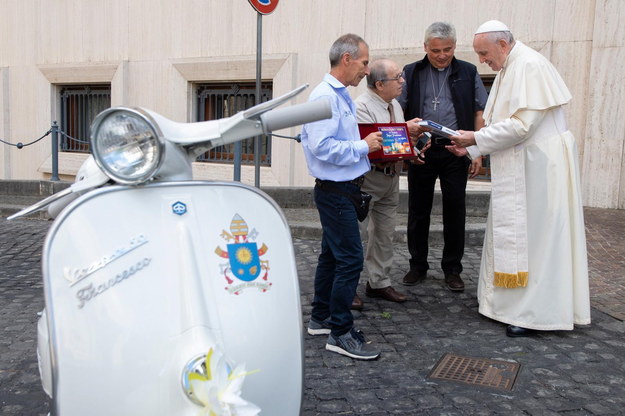 Papież Franciszek otrzymał skuter Vespa /VATICAN MEDIA HANDOUT /PAP/EPA
