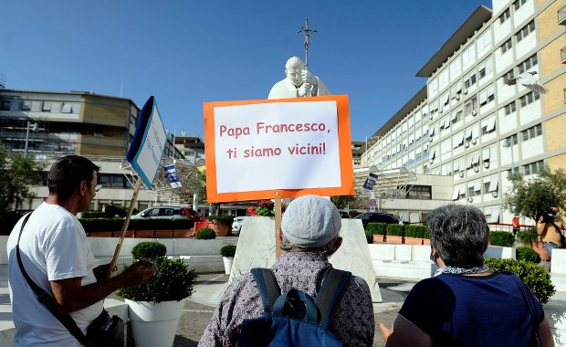 Papież Franciszek po operacji. Nowe informacje o stanie zdrowia