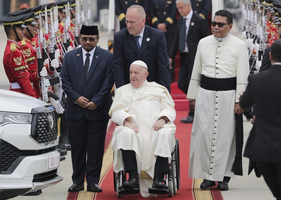 Papież Franciszek po przylocie do Dżakarty /BAGUS INDAHONO /PAP/EPA