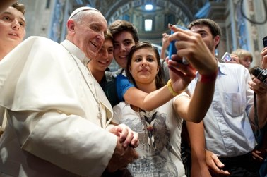 Papież Franciszek podbija serca młodych. Pozuje do "słit foci"