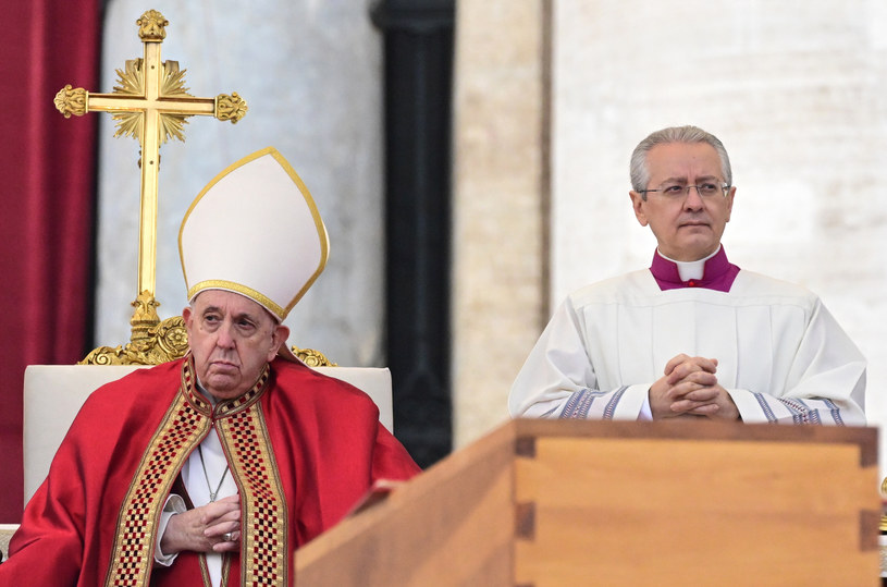 Papież Franciszek podczas ceremonii pogrzebowej Benedykta XVI /TIZIANA FABI /AFP