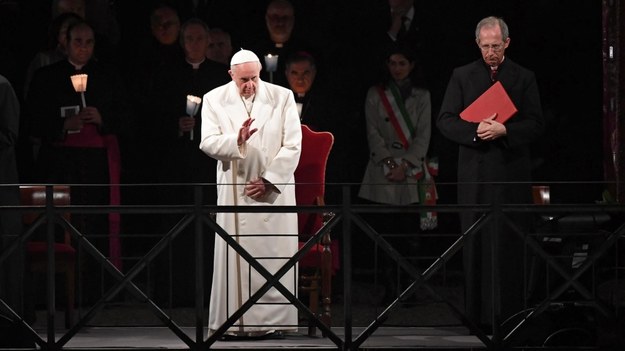 Papież Franciszek podczas Drogi Krzyżowej w Koloseum /CLAUDIO PERI /PAP/EPA