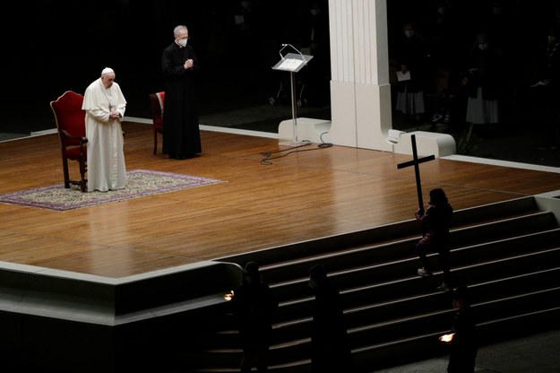 Papież Franciszek podczas Drogi Krzyżowej /GREGORIO BORGIA / POOL /PAP/EPA