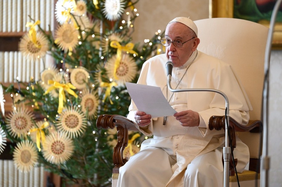 Papież Franciszek podczas jednej z audiencji generalnych w Bibliotece Pałacu Apostolskiego w Watykanie /VATICAN MEDIA HANDOUT /PAP/EPA