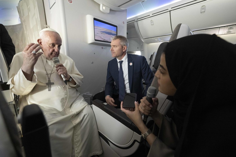 Papież Franciszek podczas lotu z Bahrajnu  do Rzymu /EPA/MAURIZIO BRAMBATTI / POOL /PAP