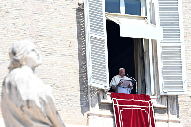 Papież Franciszek podczas modlitwy Anioł Pański /CLAUDIO PERI /PAP/EPA