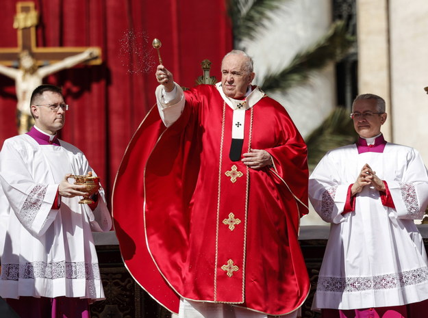 Papież Franciszek podczas mszy Niedzieli Palmowej /GIUSEPPE LAMI /PAP/EPA